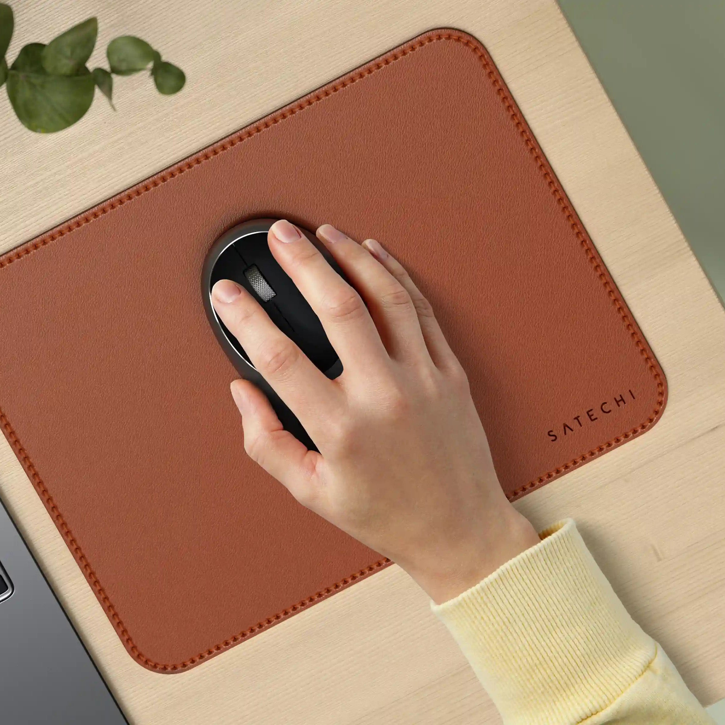 Mauspad aus veganem Leder für den Schreibtisch, Satechi Premium Mouse Pad, Braun