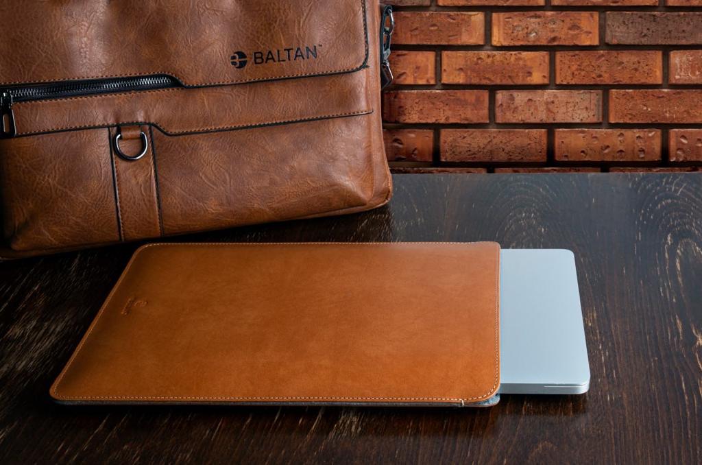 Hülle für MacBook Neo 13" 2026, Baltan Sleeve Premium, Braun