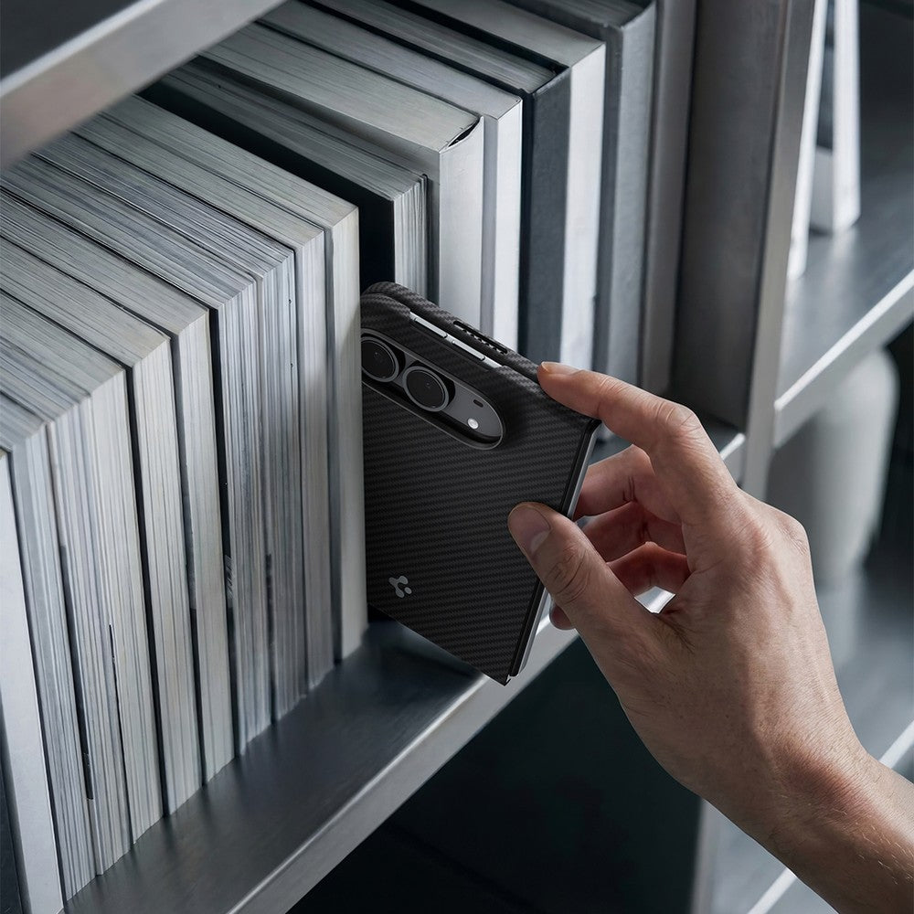 Handyhülle für iPhone Duo, Spigen Air Skin Aramid Mag mit MagSafe, Schwarz (13/14)