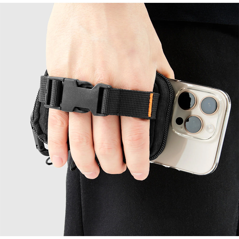 Kompakte Tasche mit MagSafe Befestigung Spigen SnapZip, Schwarz