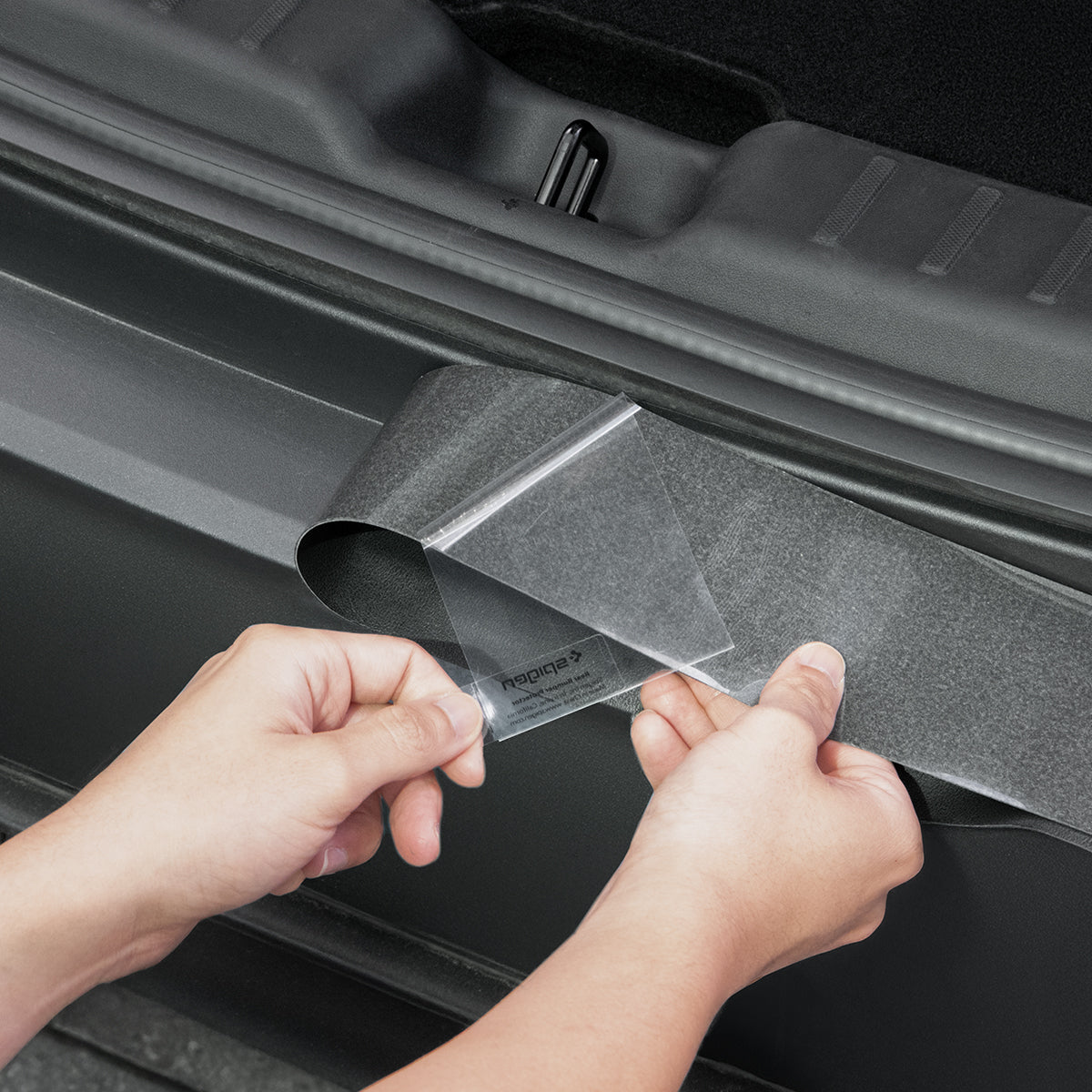 Schutzfolie für die Ladefläche / das Heck für Tesla Model Y Juniper 2025-2026, Spigen Rear Bumper Protector, Schwarz