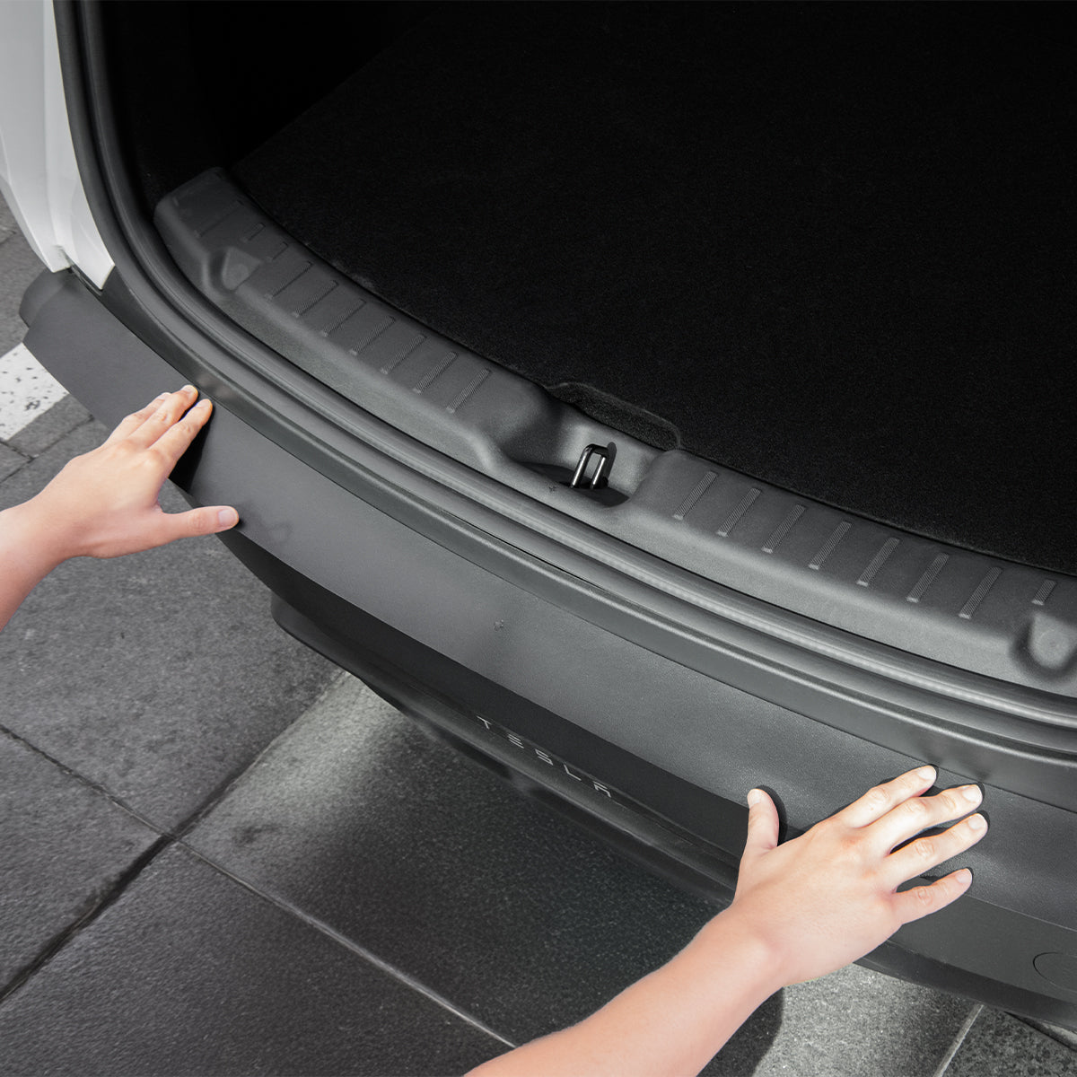 Schutzfolie für die Ladefläche / das Heck für Tesla Model Y Juniper 2025-2026, Spigen Rear Bumper Protector, Schwarz