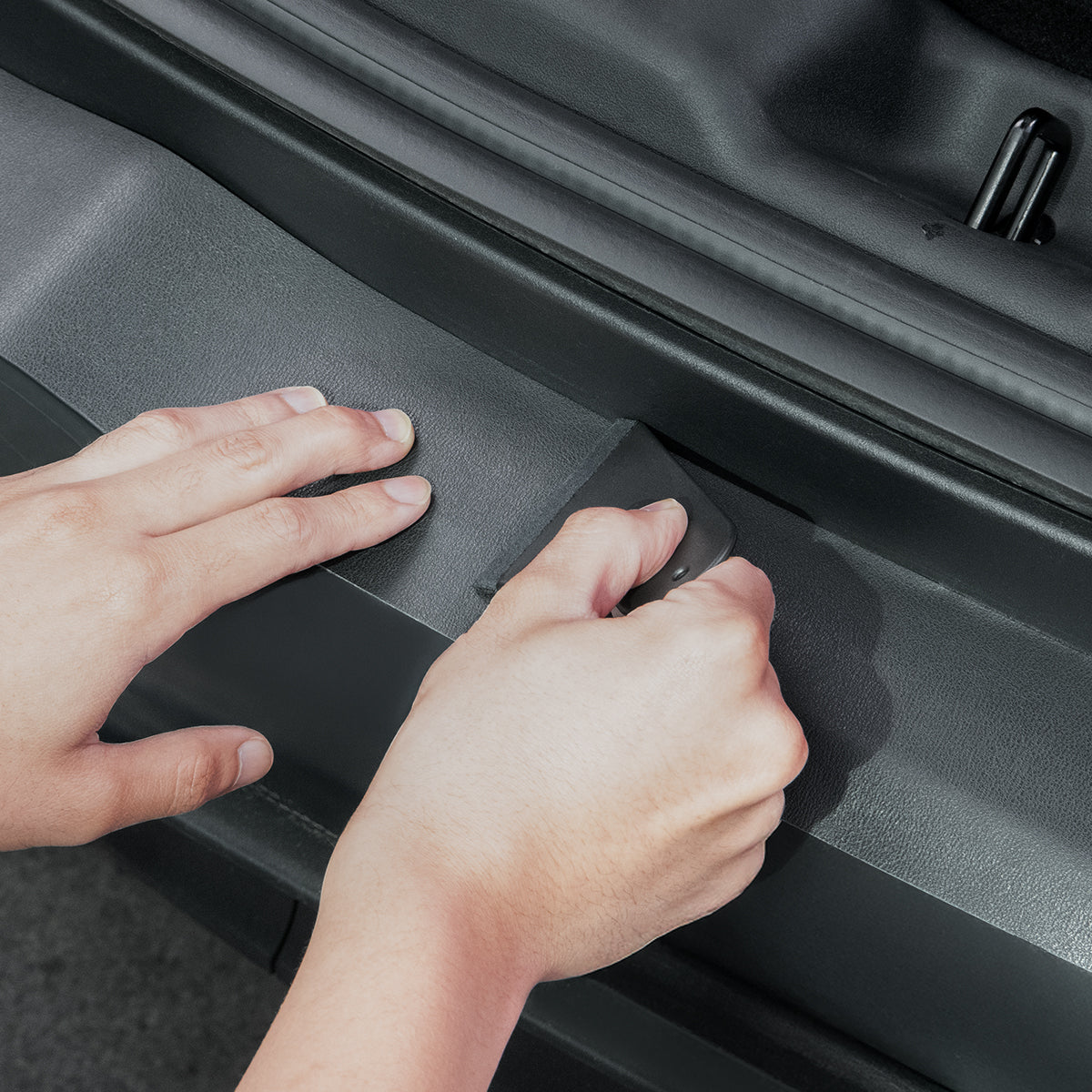 Schutzfolie für die Ladefläche / das Heck für Tesla Model Y Juniper 2025-2026, Spigen Rear Bumper Protector, Schwarz