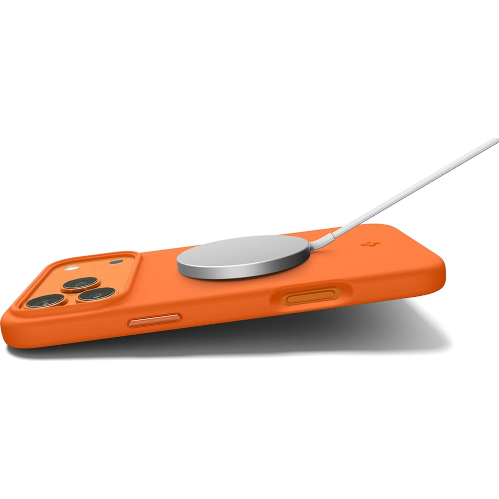 Handyhülle für iPhone 17 Pro, Spigen Silicone Fit Mag mit MagSafe, Orange