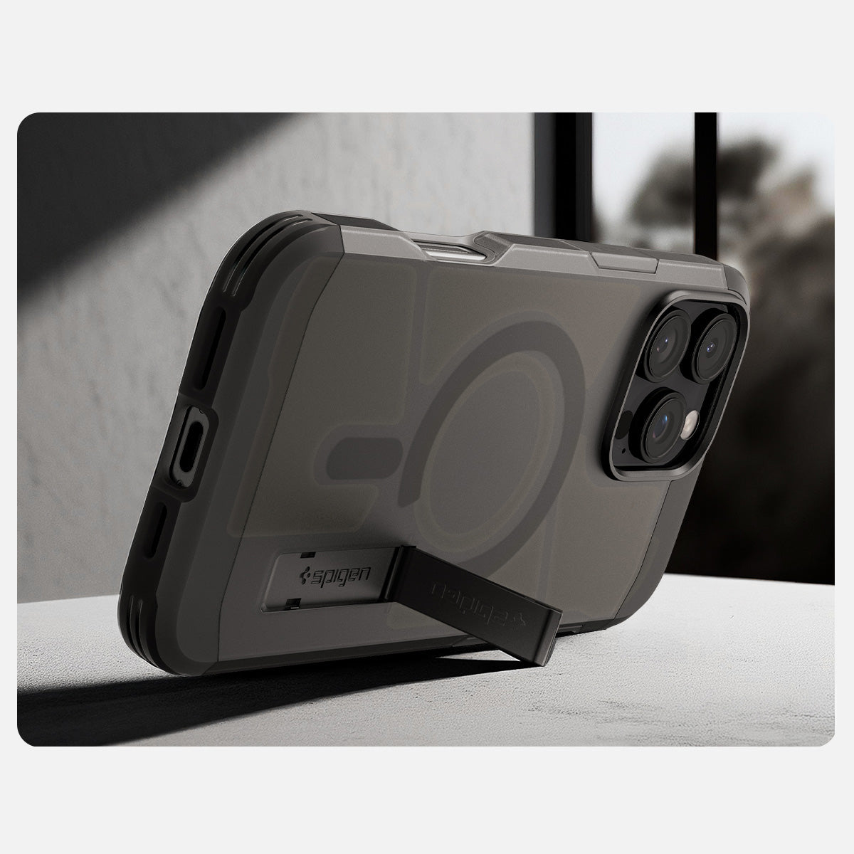 Handyhülle für iPhone 16 Pro Max, Spigen Tough Armor Mag mit MagSafe, Rauchfarben