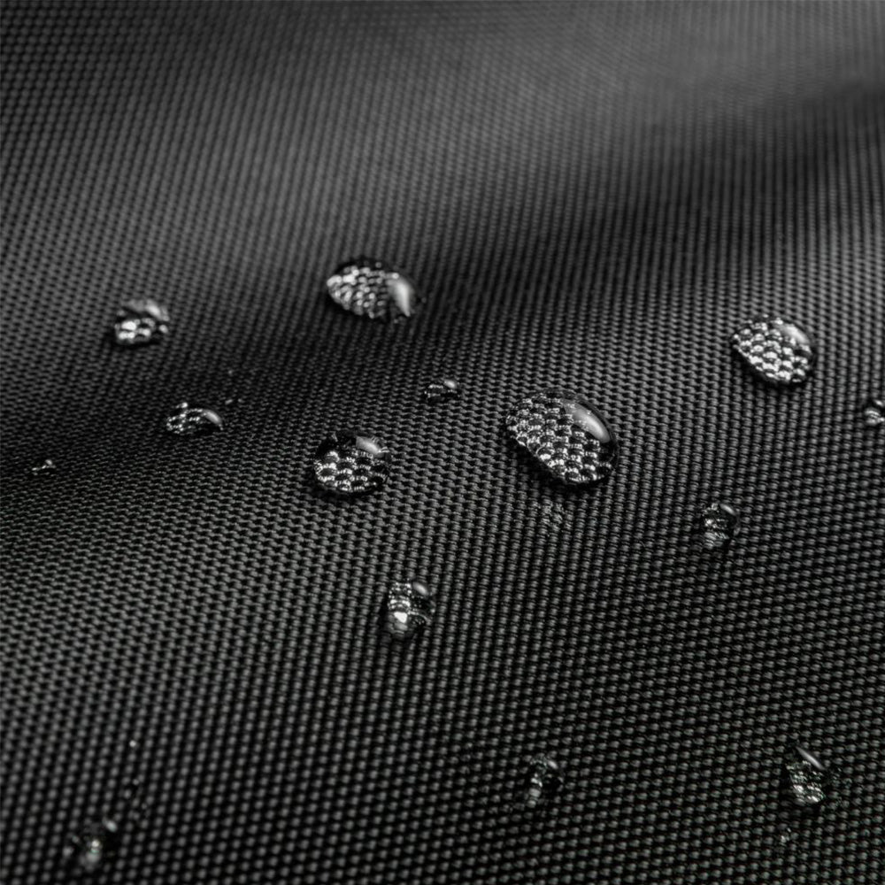 Wasserdichte Oberfläche mit Tropfen auf schwarzem Material, ideal für Laptoptaschen.