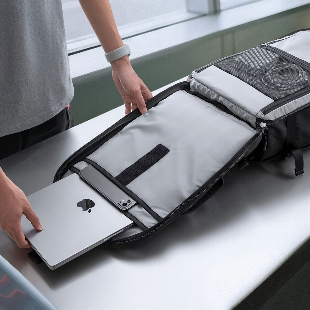 Reiserucksack mit Platz für einen Laptop, 24l, Tech-Protect Defender S70, Schwarz