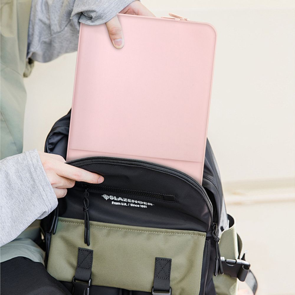 Person legt rosa Tech-Protect Neopren Schutzhülle für 13" Laptop in Rucksack, idealer Schutz und stilvolles Design.
