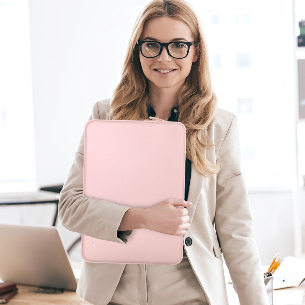 Frau hält rosa 13" Tech-Protect Neopren Laptop-Schutzhülle in modernem Büro