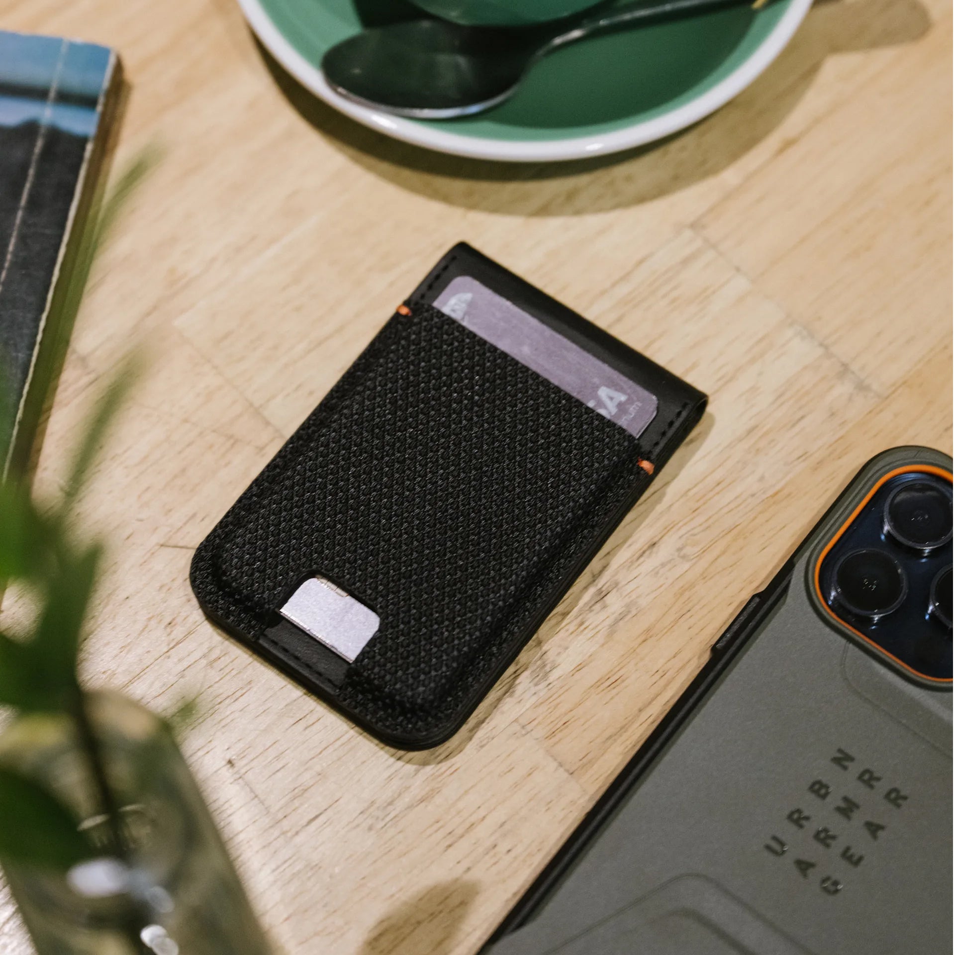 RFID-Kartenhülle Urban Armor Gear Metropolis Kevlar MagSafe Wallet, Schwarz
