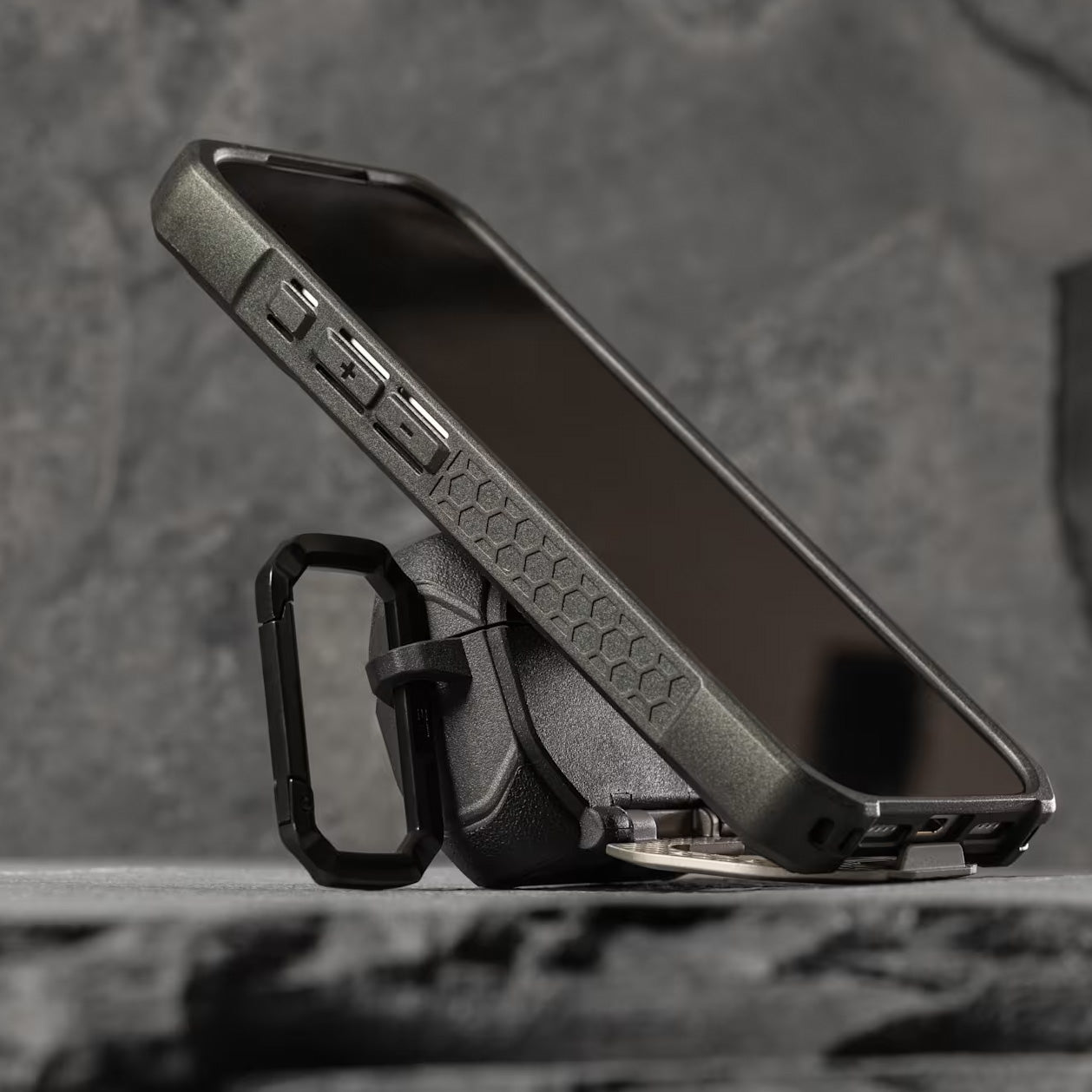 Schutzhülle für AirPods Pro 3, Urban Armor Gear UAG Monarch, Schwarz-Silbern
