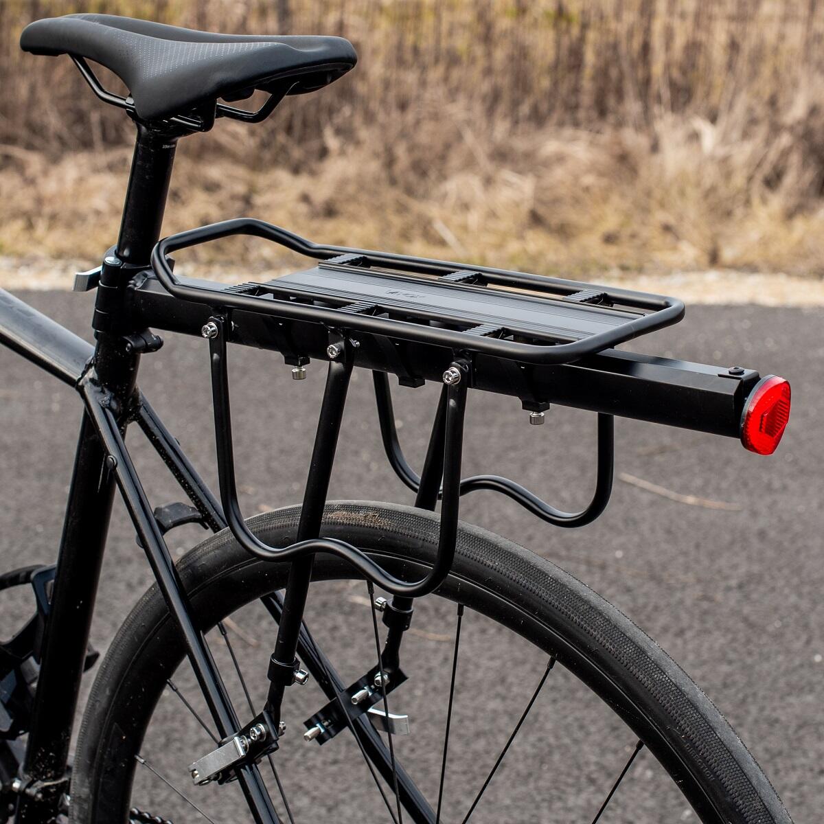Aluminium Fahrradgepäckträger Vayox VA0352 in Schwarz, montiert an Sattelstütze, robuste Platform für 50 kg Traglast auf Fahrrad, 53 × 14,2 cm.