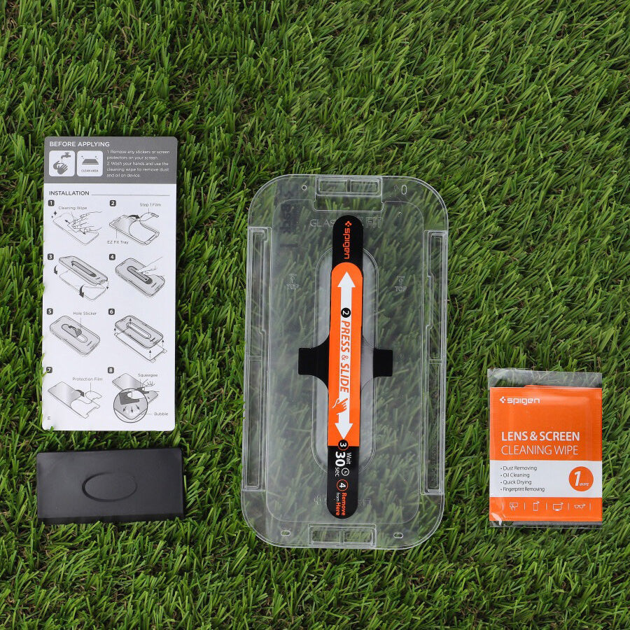 Glas für die Schutzhülle Spigen Glas.tR EZ Fit FC 1-Pack für iPhone 15 Pro Max, mit schwarzem Rahmen