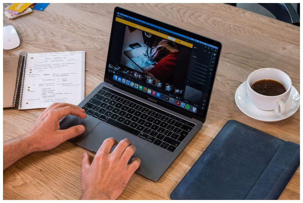 Leder-Schutzhülle Fixed Oxford für Apple MacBook Air 15.3" M4 / M3 / M2, Dunkelblau