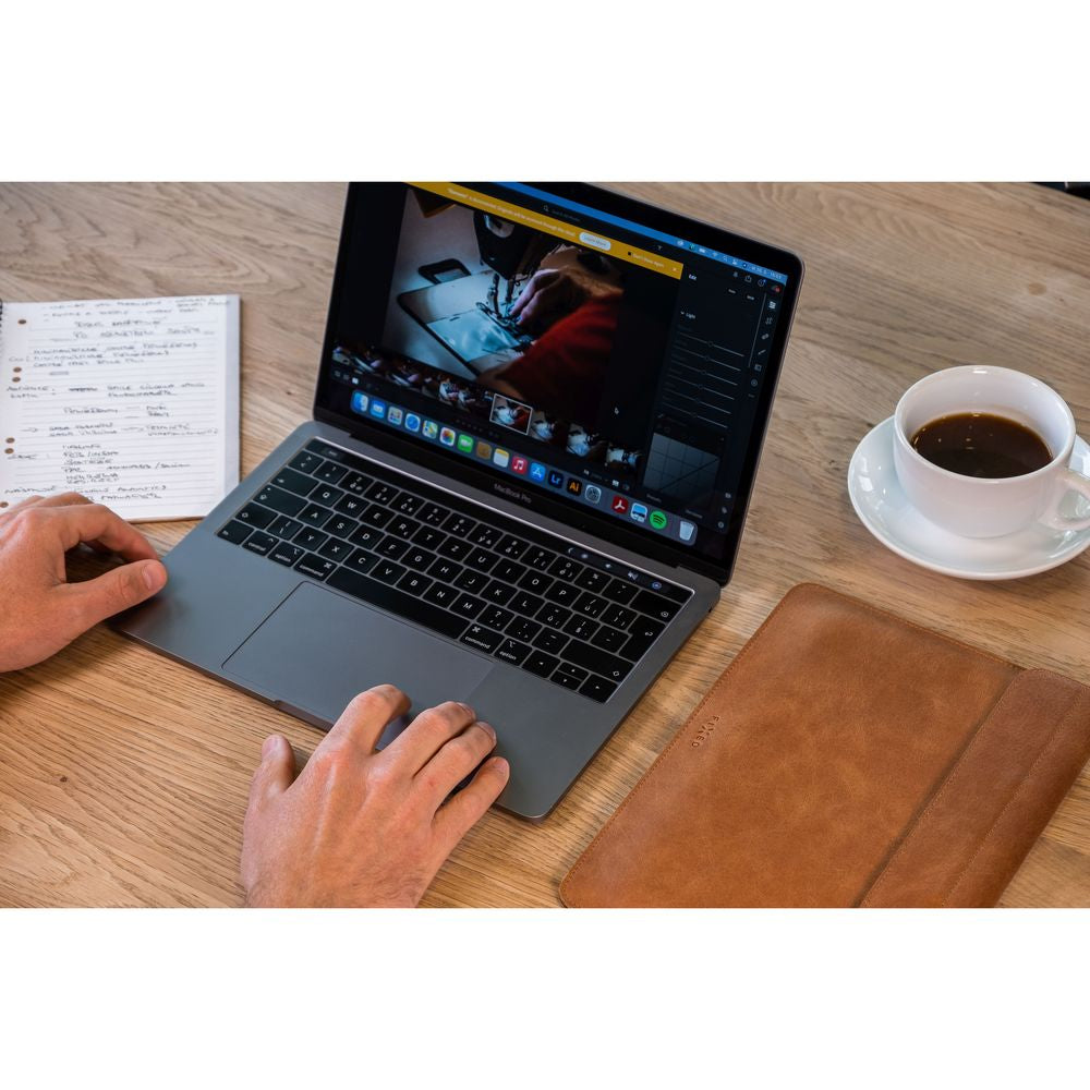 Leder-Schutzhülle Fixed Oxford für MacBook Air 13.6" M4 / M3 / M2, Braun