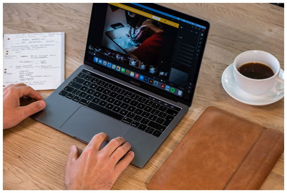 Leder-Schutzhülle Fixed Oxford für Apple MacBook Air 15.3" M4 / M3 / M2, Braun