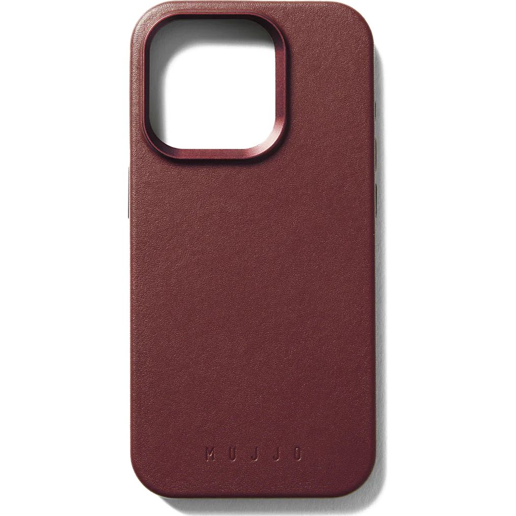 https://guerteltier.eu/cdn/shop/products/mujjo-full-leather-case-magsafe-iphone-15-pro-burgundy-04_1024x.jpg?v=1699627115