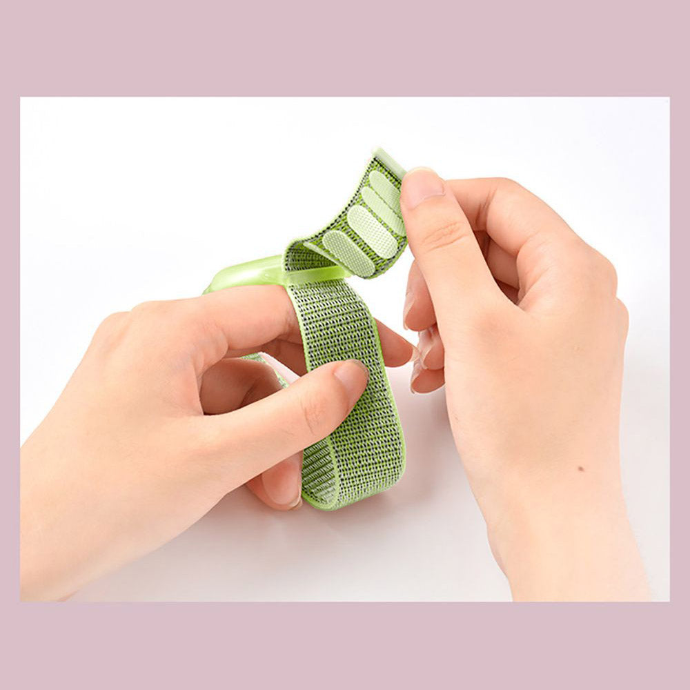 Tech-Schutzhülle mit Armband für Kinder Apple AirTag, lindgrün